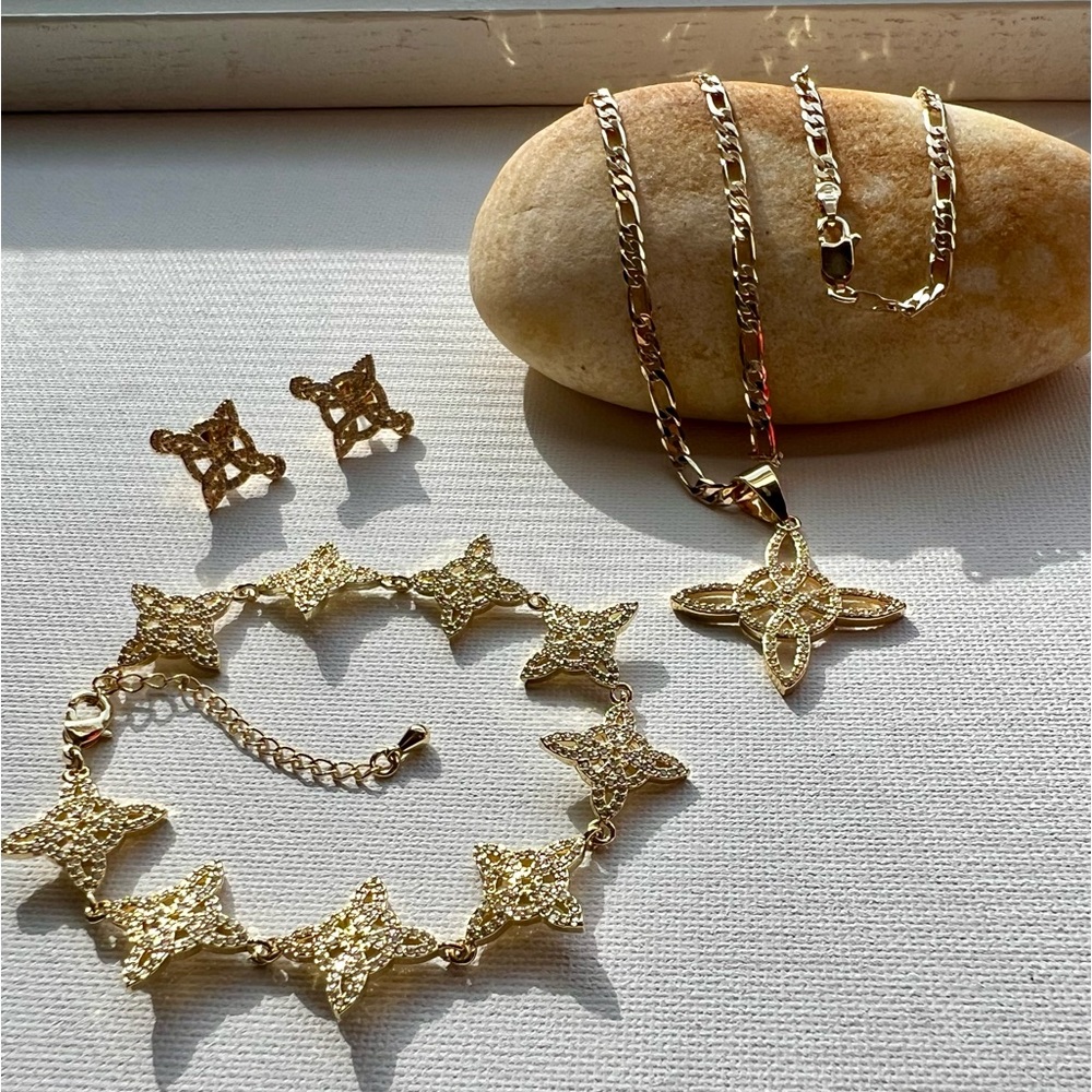 Juego de pulsera, aretes y cadena con dije en Oro Laminado 14k. Nudo de Bruja.
